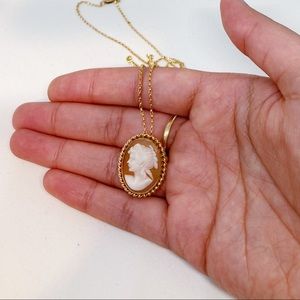 VINTAGE SOLID GOLD CAMEO PENDANT/BROOCH